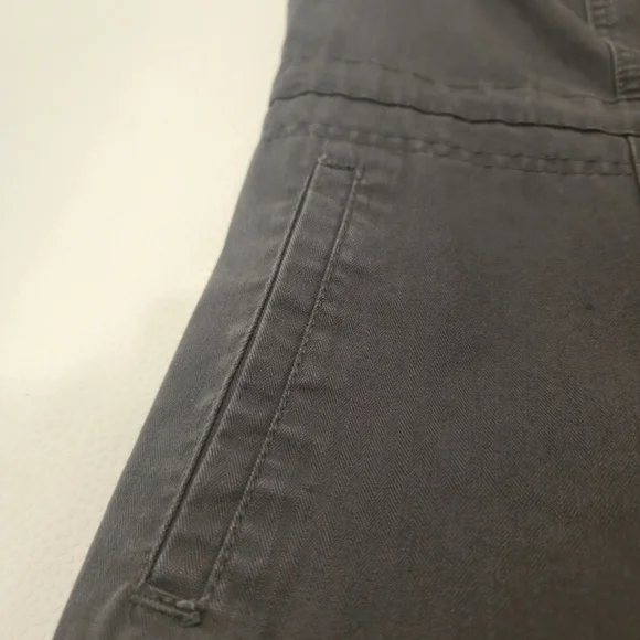 Sleeveless Zip-Up Vest - Picture 5 of 11